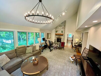 Spacious home <1 min from Lincoln Peak! Fits the whole extended family