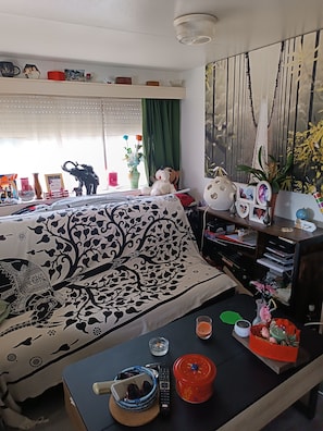 1 bedroom, bed sheets