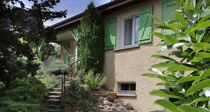 Charmante Maison Dans un Environnement Verdoyant , PrĂšs de la Chaine des Volcans