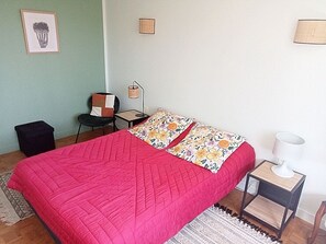 3 habitaciones, tabla de planchar con plancha y cuna de viaje 