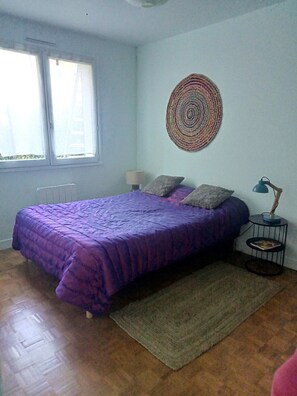 3 quartos, ferros/tábuas de passar roupa, berço de viagem