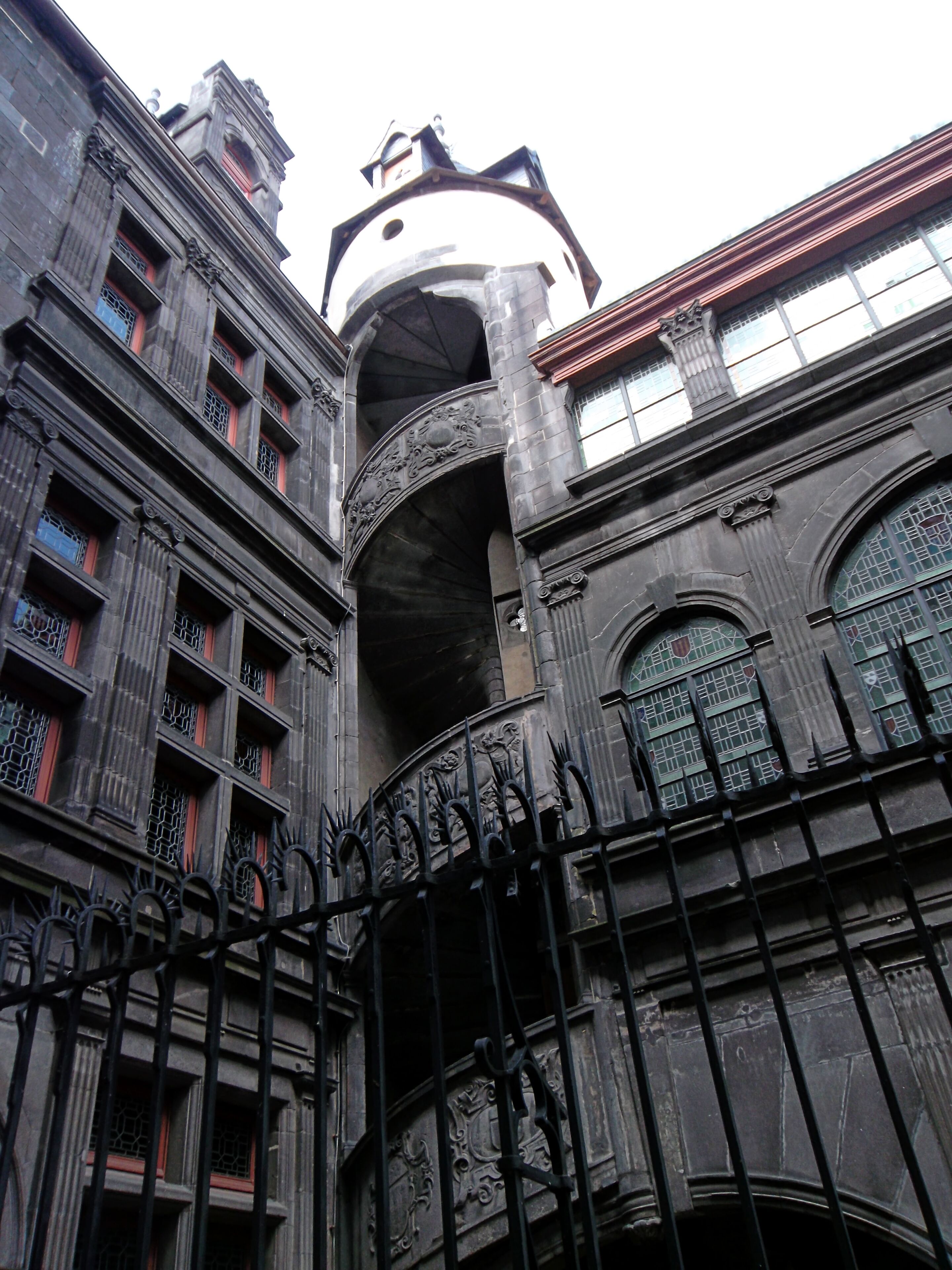 Um edifício histórico com intrincados detalhes em ferro forjado e arquitetura clássica.