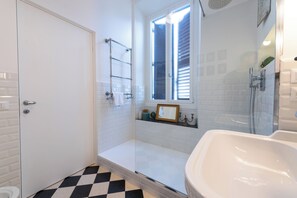 Bruser, hårtørrer, bidet, håndklæder