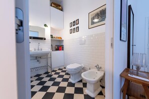 Dusche, Haartrockner, Bidet, Handtücher