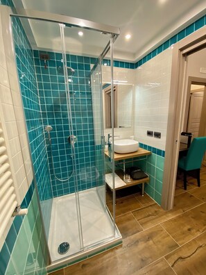 Double Room MEGARIDE | 욕실 | 샤워 시설, 레인폴 샤워기, 헤어드라이어, 비데