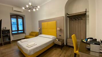 Quadruple Room CARONTE | Hochwertige Bettwaren, Daunenbettdecken, Minibar, Zimmersafe