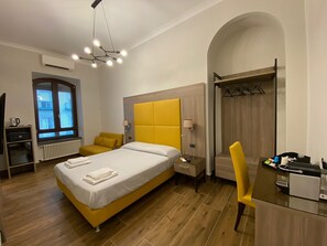 Quadruple Room CARONTE | Literie de qualité supérieure, couette en duvet d'oie, minibar