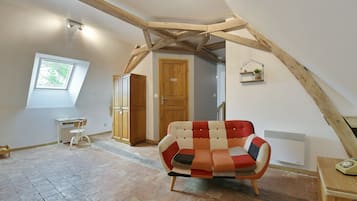 Televisión, chimenea y reproductor de DVD