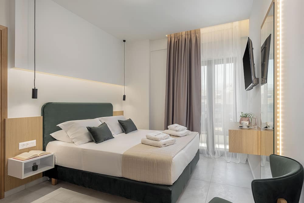 Miss Marrone City Hotel