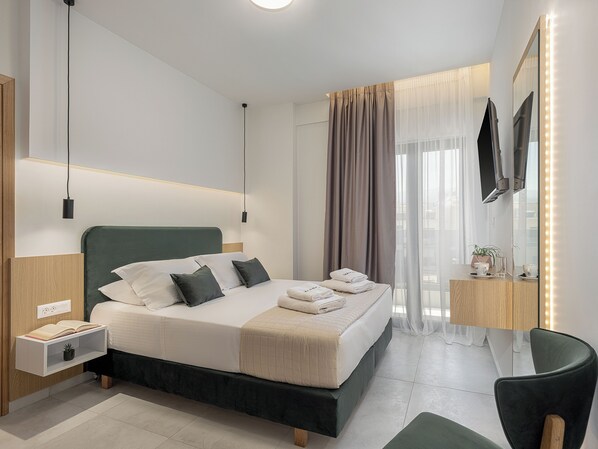 Habitación básica doble | Caja de seguridad en la habitación y cortinas blackout