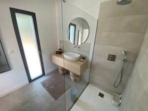 Douche, sĂšche-cheveux, serviettes fournies