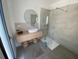Dusj, hårføner og håndklær
