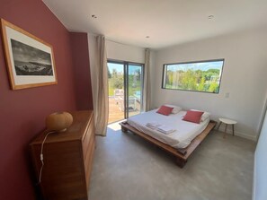 4 slaapkamers, een strijkplank/strijkijzer, wifi, beddengoed