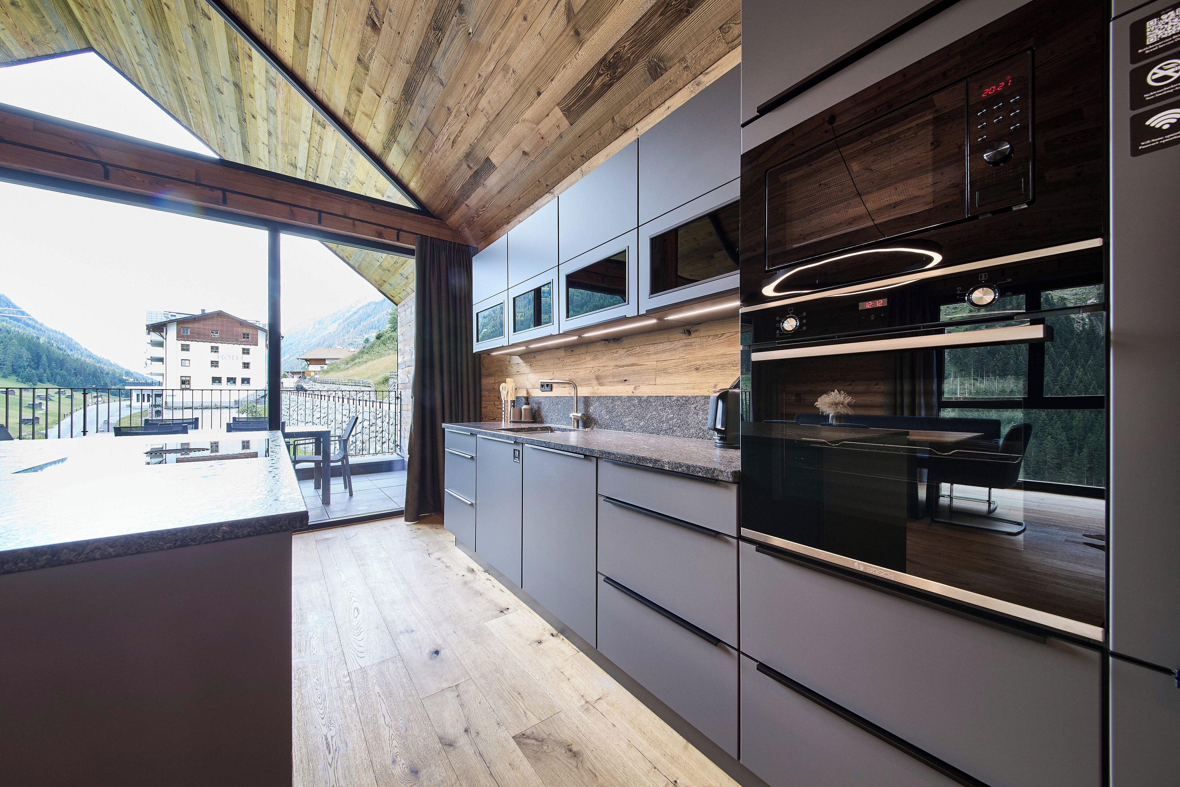 Comfort Apartment, 2 Bedrooms, Non Smoking, Mountain View | Dapur peribadi | Peti sejuk/penyejuk beku saiz penuh, ketuhar gelombang mikro, ketuhar 