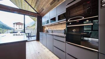 Comfort Apartment, 2 Bedrooms, Non Smoking, Mountain View | Dapur peribadi | Peti sejuk/penyejuk beku saiz penuh, ketuhar gelombang mikro, ketuhar