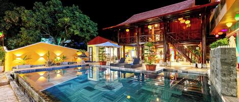 Una piscina al aire libre