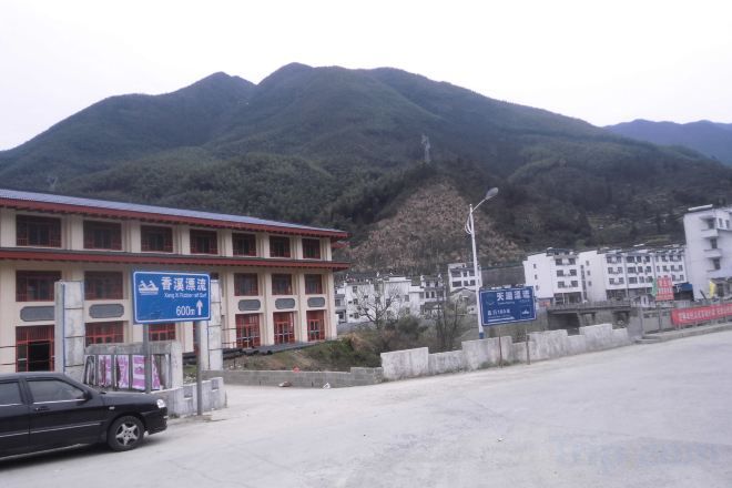A building with a sign indicating a 600m elevation.