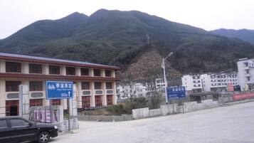 A building with a sign indicating a 600m elevation.