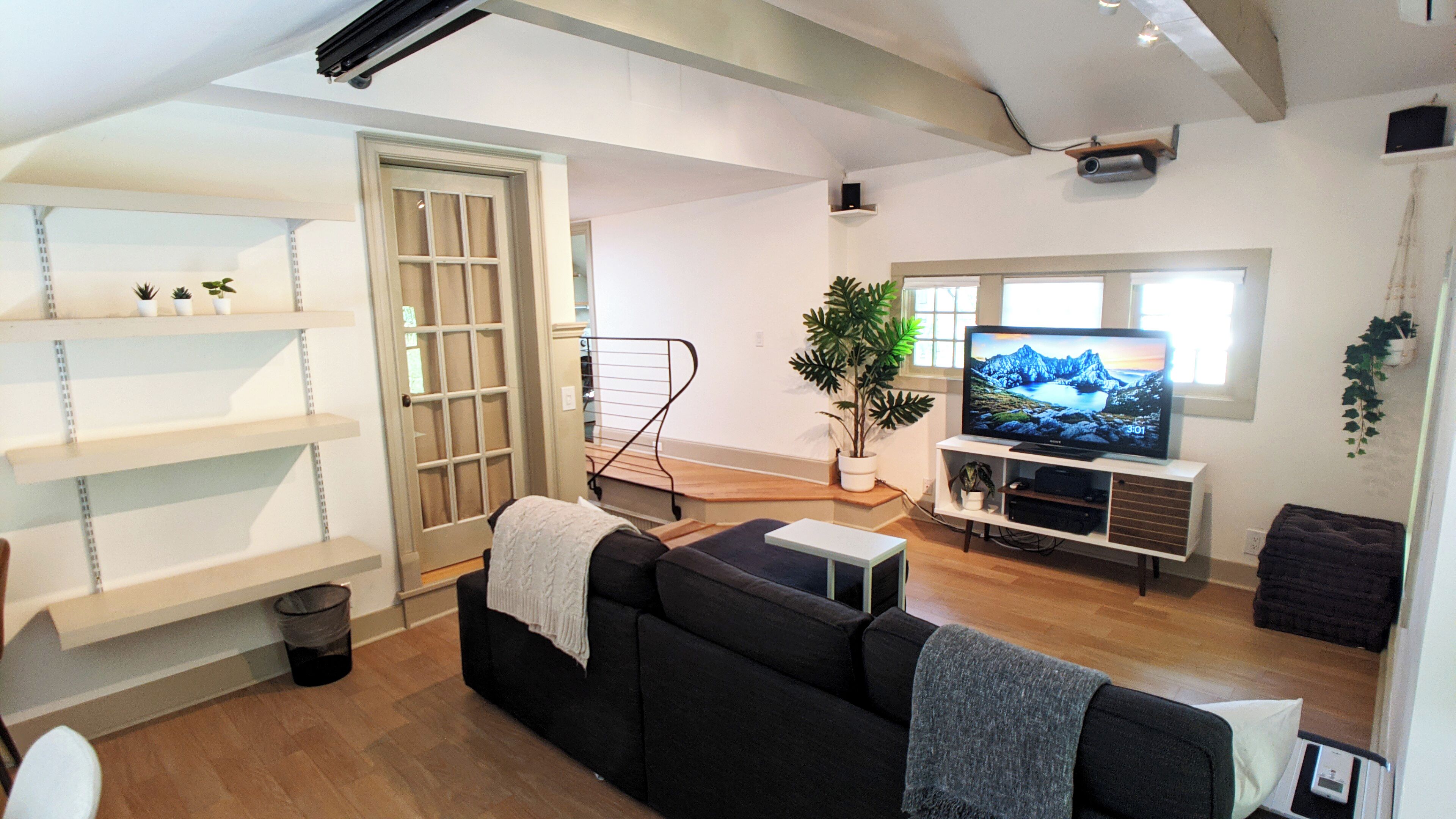 Una Smart TV, libros, una biblioteca de música, un reproductor estéreo