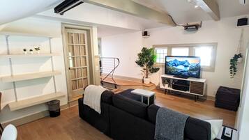 Una Smart TV, libros, una biblioteca de música, un reproductor estéreo