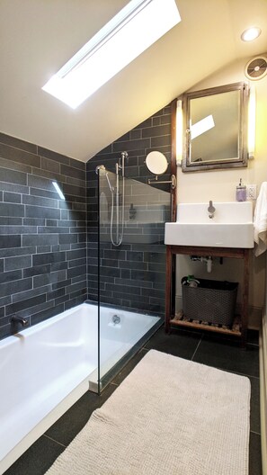 Bruser, hårtørrer, håndklæder, Sæbe