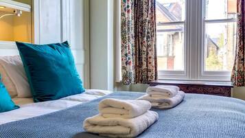 3 bedrooms, desk, iron/ironing board, travel cot