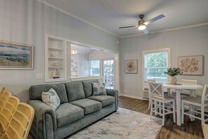 Smart TV, ping pong - Sunset Rentals | Beachgate at Starfish 9 Dr. (Hilton Head Island)