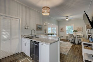 Interior - Sunset Rentals | Beachgate at Starfish 9 Dr. (Hilton Head Island)