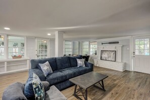 Smart TV, ping pong - Sunset Rentals | Beachgate at Starfish 9 Dr. (Hilton Head Island)