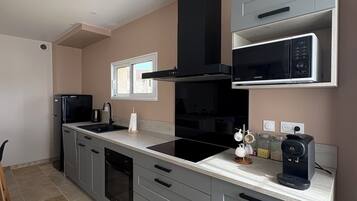 冷蔵庫、電子レンジ、オーブン、コンロ