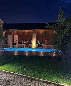 Een buitenzwembad en een verwarmd zwembad