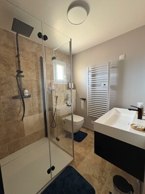 Een haardroger, handdoeken, toiletpapier