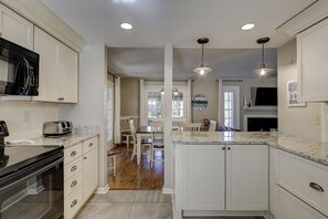 Refrigerador, microondas, placa de cocina, lavavajillas