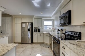 Réfrigérateur, micro-ondes, plaque de cuisson, lave-vaisselle