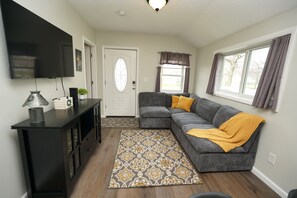 Smart TV, books - Entire 2 Bedroom Home (Elyria)