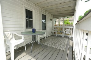 Outdoor dining - Entire 2 Bedroom Home (Elyria)