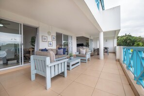 Terrace/patio - Tranquil Beach Sanctuary, 3 Bed, Sea Views (Cape Town)