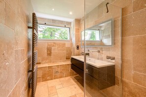 Bruser, hårtørrer, håndklæder, Toiletpapir