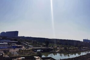 Un río con edificios al fondo.