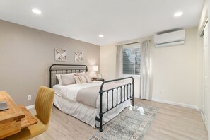 ハウス ベッド (複数台) パティオ ガーデンビュー (2719 Daffodil Place - Whole House) | 5 室のベッドルーム、客室ごとに異なる装飾、客室ごとに異なるインテリア、デスク