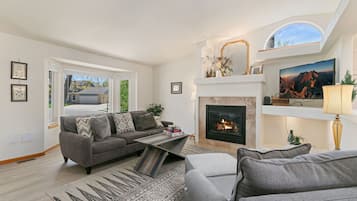 Casa, varias camas, patio, vista al jardín (2719 Daffodil Place - Whole House) | Área de sala de estar | Televisión de pantalla plana de 42 pulgadas con canales digitales