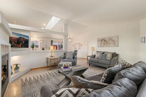 Huis, Meerdere bedden, terras, uitzicht op tuin (2719 Daffodil Place - Whole House) | Woonruimte | Een 42-inch flatscreentelevisie met digitale zenders en televisie