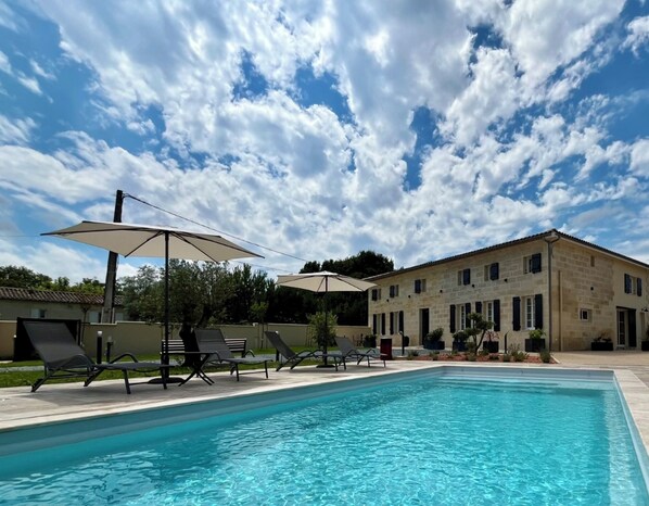 Una piscina al aire libre, una piscina climatizada