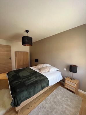 2 dormitorios, tabla de planchar con plancha, wifi gratis y ropa de cama