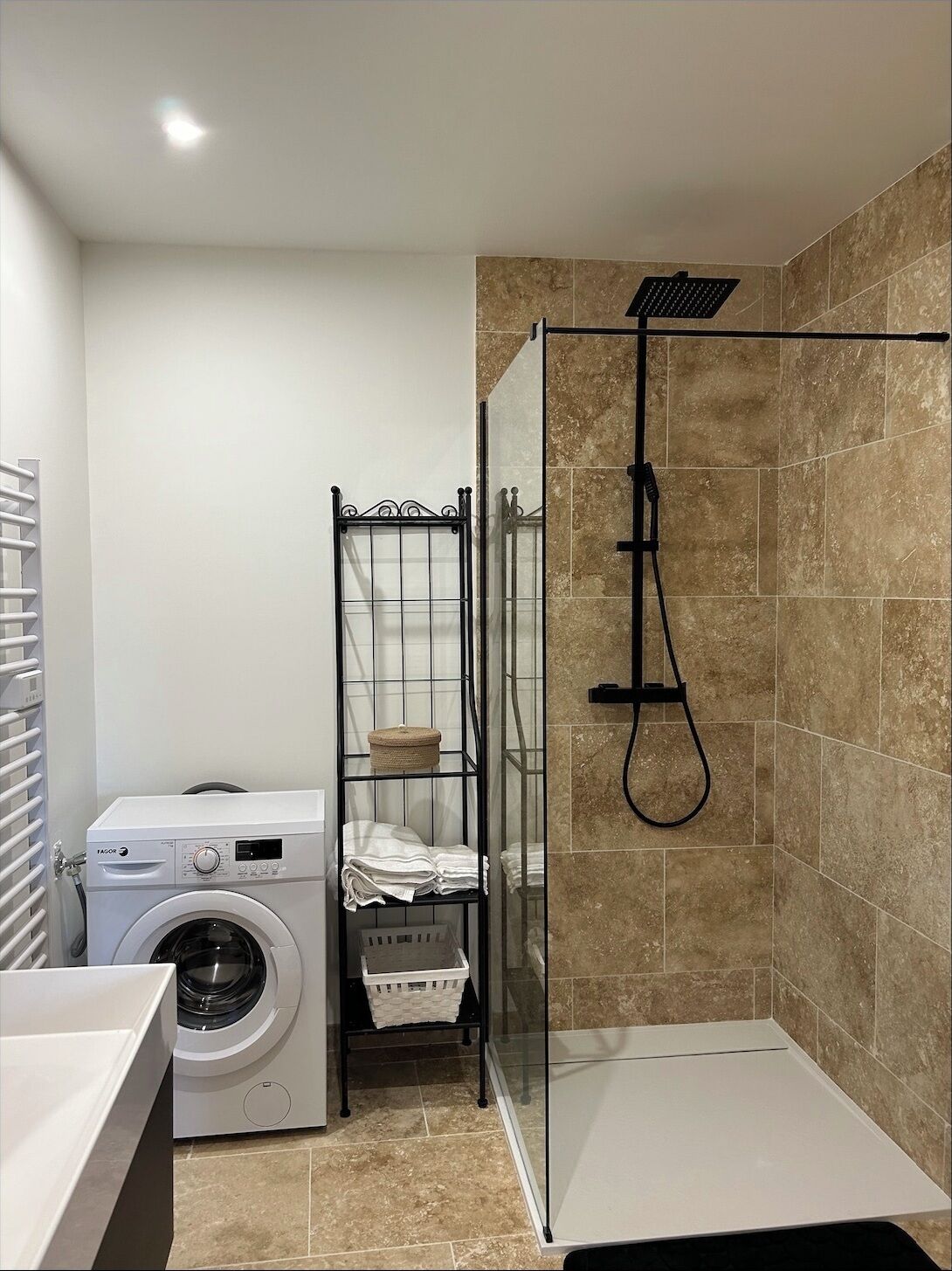 Een haardroger, handdoeken, zeep, toiletpapier