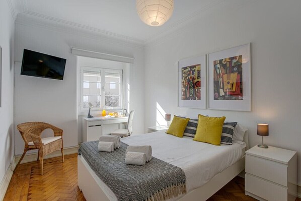 4 habitaciones, escritorio y tabla de planchar con plancha 