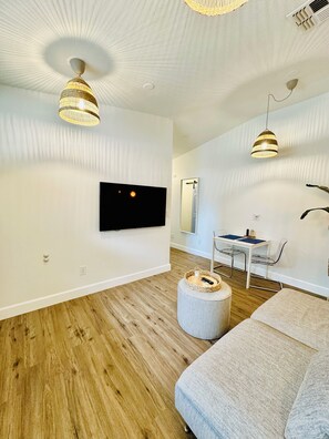 Smart TV - Santorini Cabana in Zephyrhills (Zephyrhills)