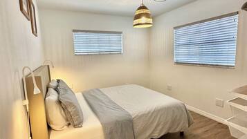 1 habitación, tabla de planchar con plancha, wifi gratis y ropa de cama