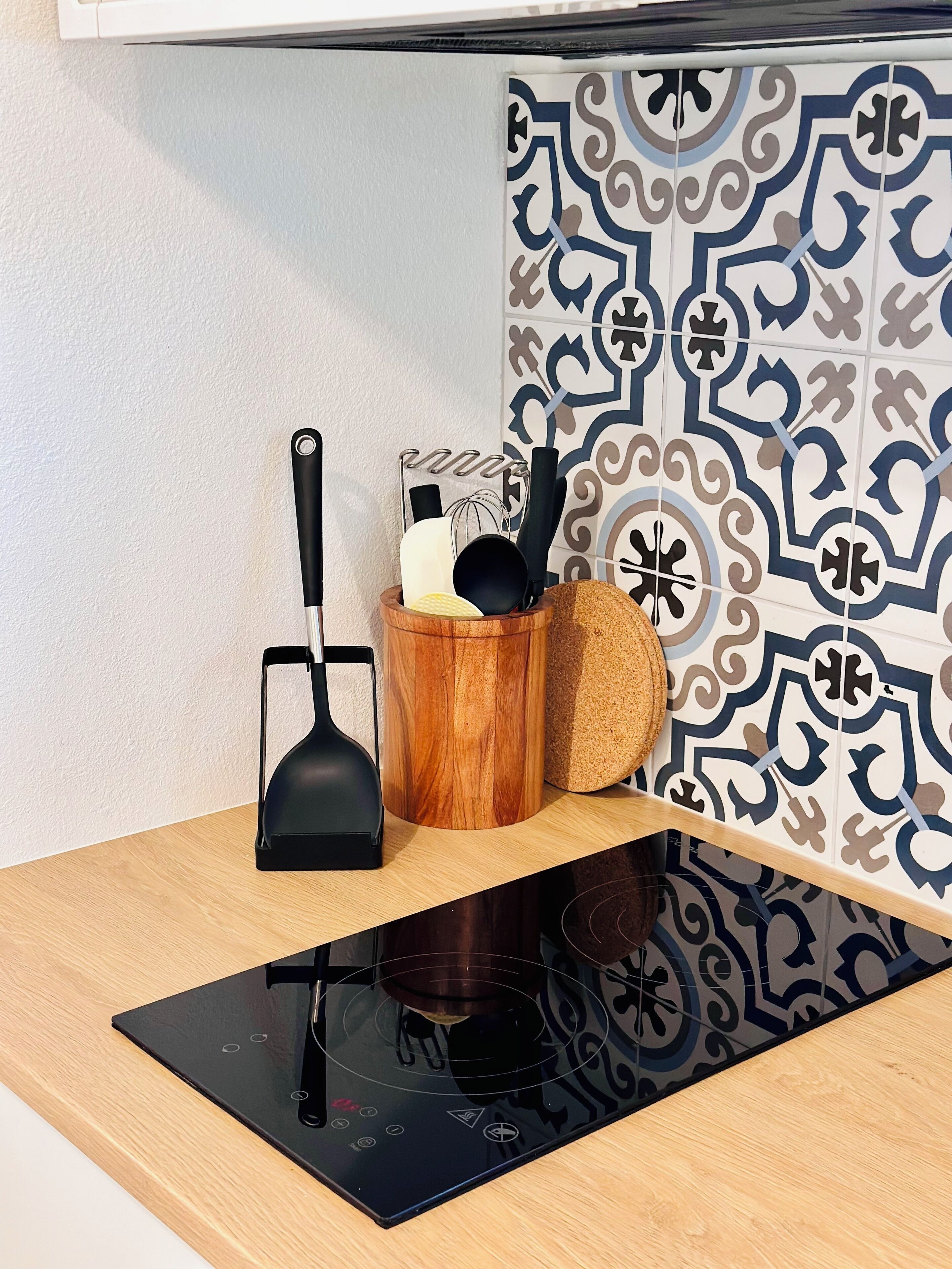 Réfrigérateur, micro-ondes, plaque de cuisson, cafetière/bouilloire