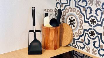 Réfrigérateur, micro-ondes, plaque de cuisson, cafetière/bouilloire